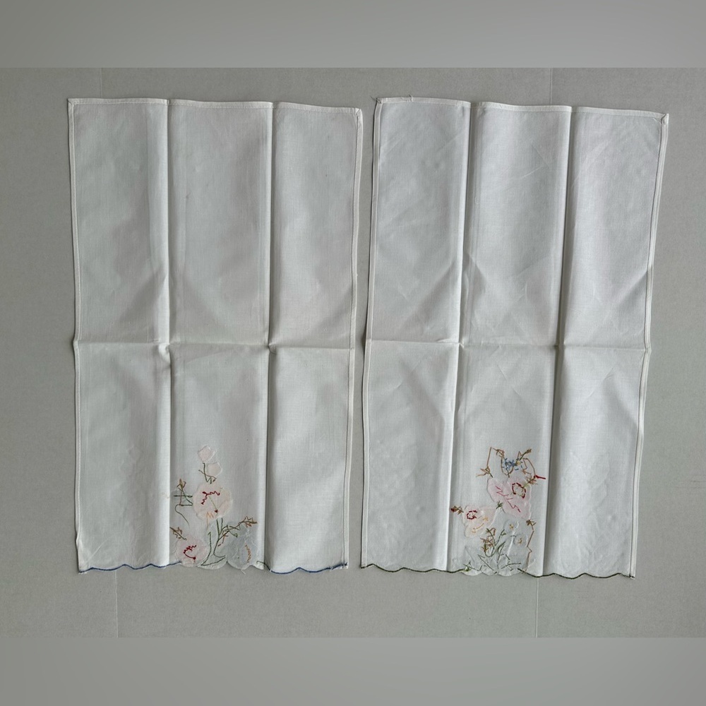 Set of Vintage Floral Embroidered White Napkins - Picture 10 of 13
